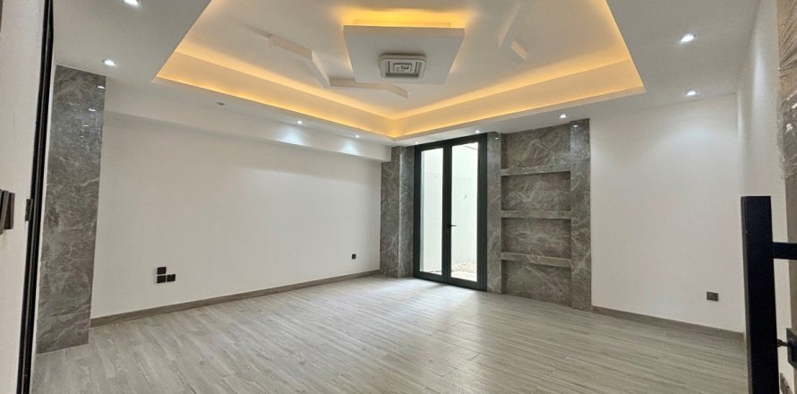 Vilë në Al Zorah, Ajman, Emiratet e Bashkuara Arabe 6 dhoma gjumi, 372 m2. № 650481