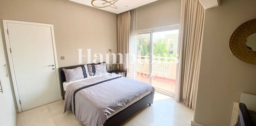 Villa in Meadows, Dubai, UAE 4 bedrooms, 380.902 sq.m. № 651512