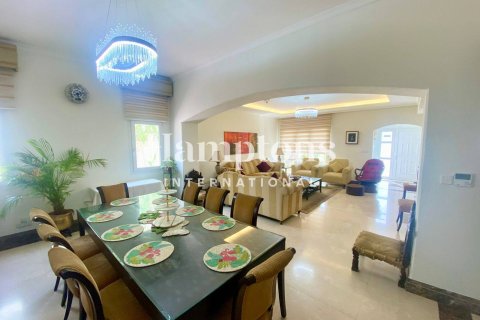 Villa in Meadows, Dubai, UAE 4 bedrooms, 380.90230000 sq.m. № 651512 - photo 8