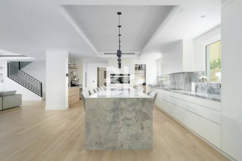 Villa te huur in Jumeirah Park, Dubai, VAE 4 slaapkamers, 841 vr.m., nr 643830 - foto 3