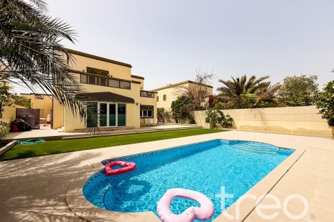 Villa in Jumeirah Park, Dubai, UAE 4 bedrooms, 402.73 sq.m. № 733492 - photo 1