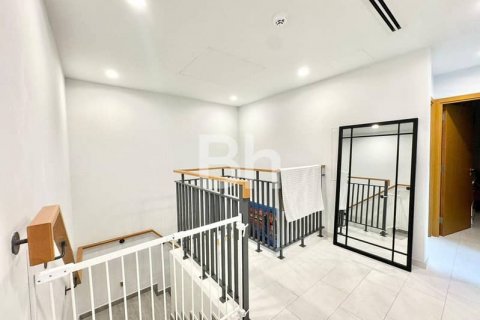 Villa te huur in Dubai Land, Dubai, VAE 4 slaapkamers, 230 vr.m., nr 643896 - foto 1