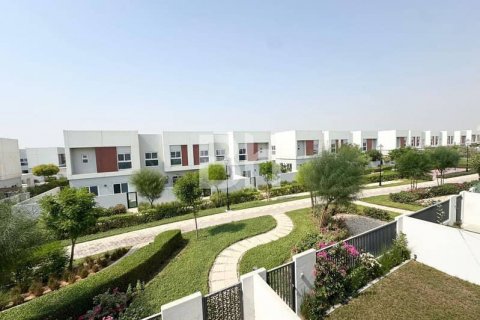 Villa te huur in Dubai Land, Dubai, VAE 4 slaapkamers, 230 vr.m., nr 643896 - foto 3