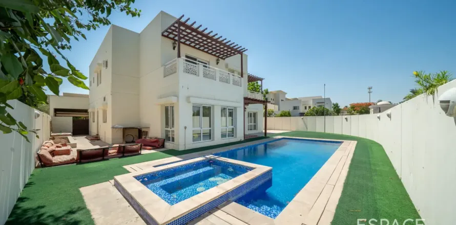 Villa a Meadows, Dubai, EAU 6 camere da letto, 457 mq. № 738277