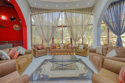 Vilă de închiriat în Emirates Hills, Dubai, EAU 8 dormitoare, 1486 mp.  №703384 - poză 3