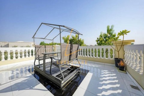 Vilă de închiriat în Emirates Hills, Dubai, EAU 8 dormitoare, 1486 mp.  №703384 - poză 21