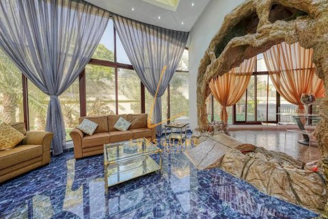 Vilă de închiriat în Emirates Hills, Dubai, EAU 8 dormitoare, 1486 mp.  №703384 - poză 4
