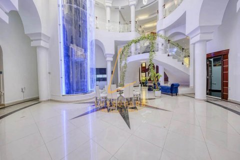 Vilă de închiriat în Emirates Hills, Dubai, EAU 8 dormitoare, 1486 mp.  №703384 - poză 6