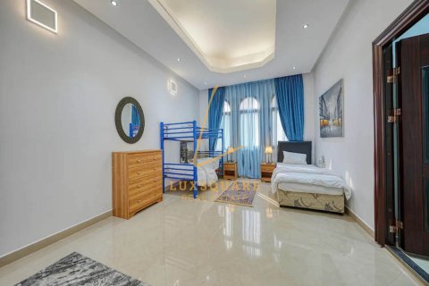 Vilă de închiriat în Emirates Hills, Dubai, EAU 8 dormitoare, 1486 mp.  №703384 - poză 17