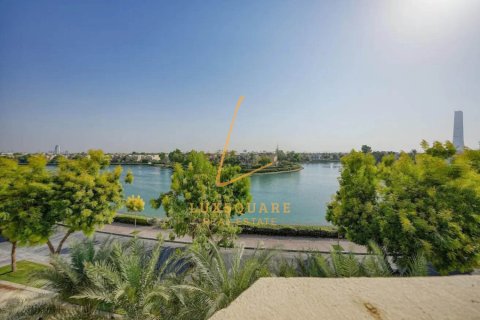 Vilă de închiriat în Emirates Hills, Dubai, EAU 8 dormitoare, 1486 mp.  №703384 - poză 20