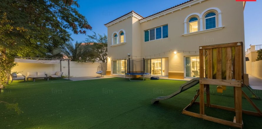 Villa sa Dubai, UAE 4 silid-tulugan, 510.8 sq.m. № 689448