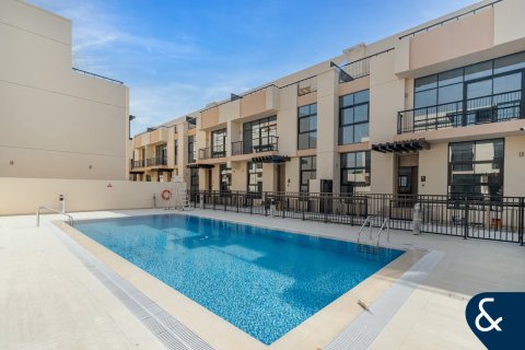 تاون هاوس للبيع في Dubai Sports City، دبي، الإمارات العربية المتحدة 4 غرفة نوم ، 306 متر مربع ، رقم 666266 - صورة 1