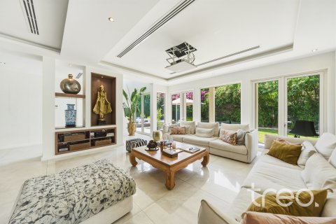 Villa en venta en Arabian Ranches, Dubai, EAU 5 dormitorios, 456.06 m2 № 739185 - foto 17