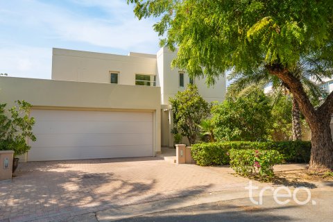 Villa en venta en Arabian Ranches, Dubai, EAU 5 dormitorios, 456.06 m2 № 739185 - foto 2