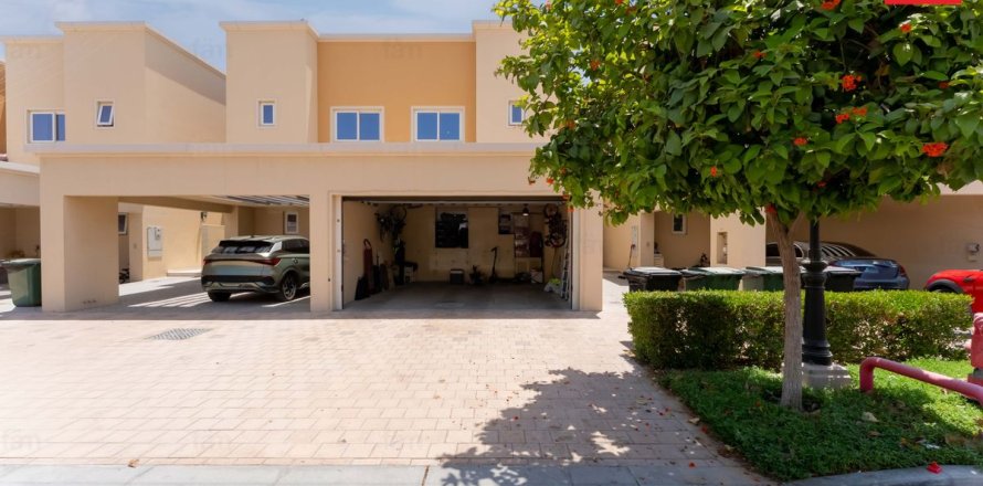 Villa asukohaga Dubai, AÜE: 3 magamistoaga, 161 m² Nr 715342