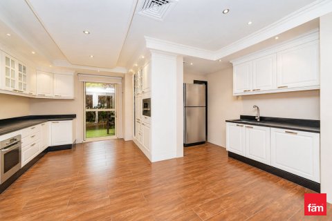 Villa in Jumeirah Islands, Dubai, UAE 4 bedrooms, 955.3 sq.m. № 705688 - photo 11