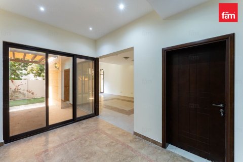 Radový dom v Dubai, SAE 4 spálne, 389.2 m2 č. 705693 - Fotografia 16