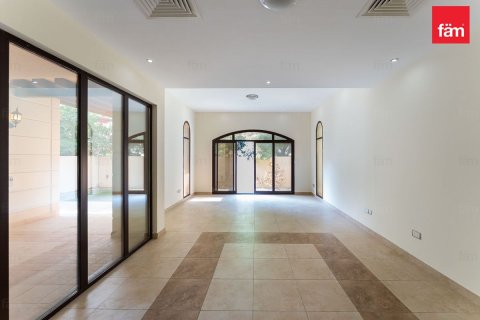 Radový dom v Dubai, SAE 4 spálne, 389.2 m2 č. 705693 - Fotografia 4