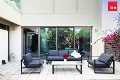 Зняти в оренду віллу в Дубай, ОАЕ 4 спальні, 218.1м2, № 678143 - фото 4