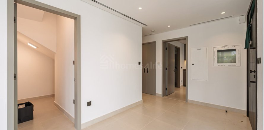 Vilë në Tilal Al Ghaf, Dubai, Emiratet e Bashkuara Arabe 4 dhoma gjumi, 235 m2. № 700393