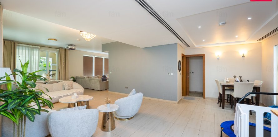 Villa in Jumeirah Park, Dubai, UAE 4 bedrooms, 515.8 sq.m. № 713233