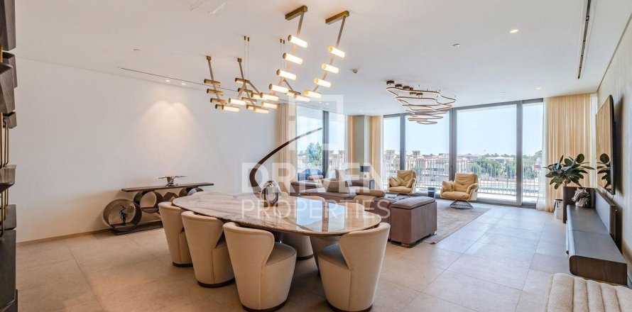 Apartment in Jumeirah, Dubai, UAE 4 bedrooms, 331.11 sq.m. № 745050