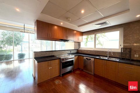 Villa te huur in Dubai, VAE 4 slaapkamers, 509.1 vr.m., nr 660364 - foto 7