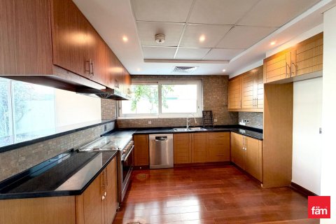 Villa te huur in Dubai, VAE 4 slaapkamers, 509.1 vr.m., nr 660364 - foto 6