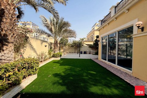 Villa te huur in Dubai, VAE 4 slaapkamers, 509.1 vr.m., nr 660364 - foto 1