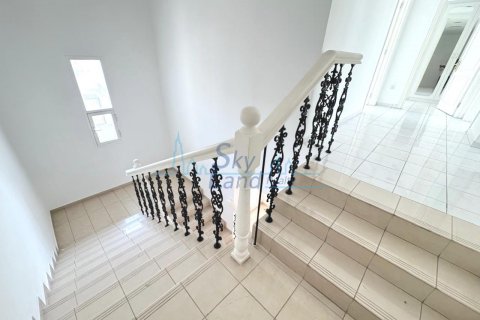 Villa zur Miete in Umm Suqeim, Dubai, VAE 4 Schlafzimmer, 325.2 m2 Nr. 630197 - Foto 13