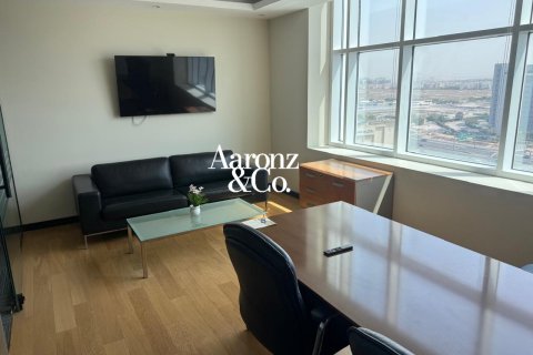 Office in Jumeirah Lake Towers, Dubai, UAE 193 sq.m. № 751521 - photo 2