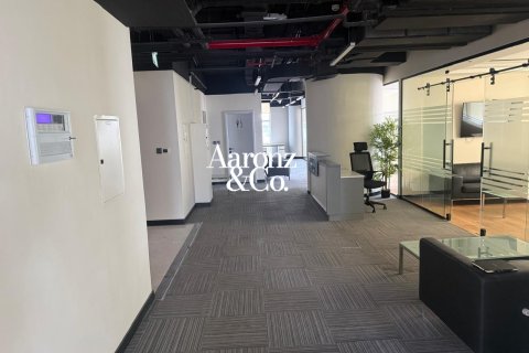 Office in Jumeirah Lake Towers, Dubai, UAE 193 sq.m. № 751521 - photo 3
