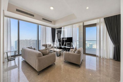 Apartamento para arrendamento em Downtown Dubai (Downtown Burj Dubai), Dubai, EAU 4 quartos, 213.58 m2 № 759733 - foto 1