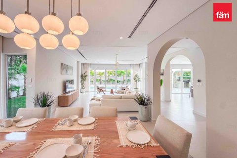 Villa in Dubai, UAE 5 bedrooms, 593.2 sq.m. № 682326 - photo 10