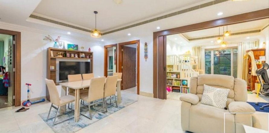 Villa in Business Bay, Dubai, UAE 2 bedrooms, 179 sq.m. № 635363