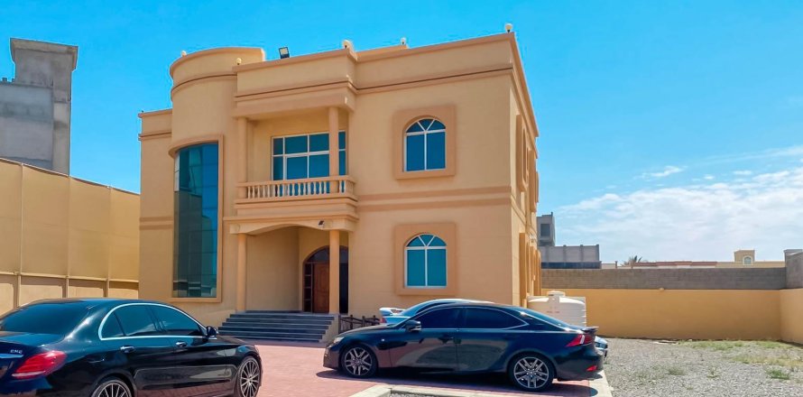 Villa à Al Riffa, Ras Al Khaimah, EAU: 6 chambres, 1394 m2 № 656889