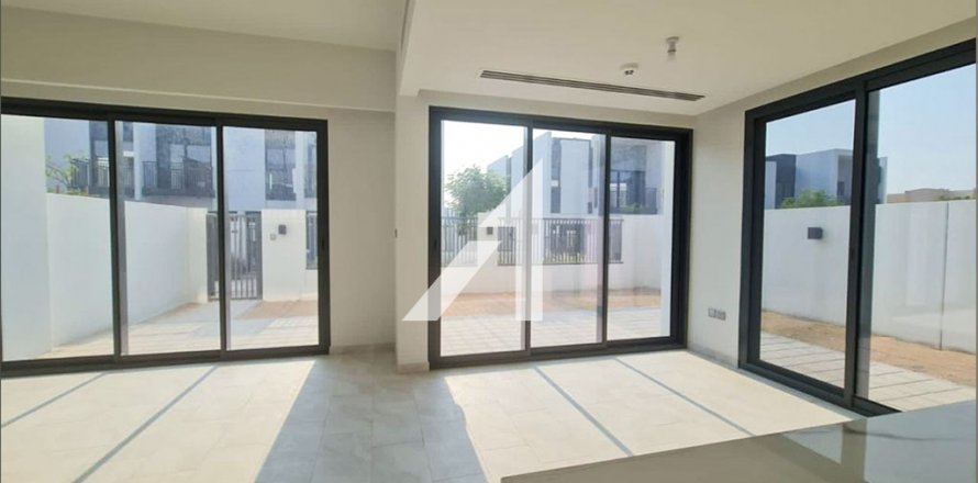 Vilë në Dubai Land, Emiratet e Bashkuara Arabe 4 dhoma gjumi, 230 m2. № 634421