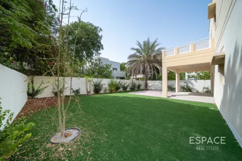 Villa in Meadows, Dubai, UAE 4 bedrooms, 373 sq.m. № 650217 - photo 2