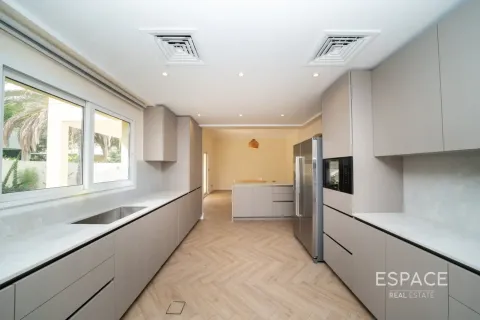 Villa in Meadows, Dubai, UAE 4 bedrooms, 373 sq.m. № 650217 - photo 9