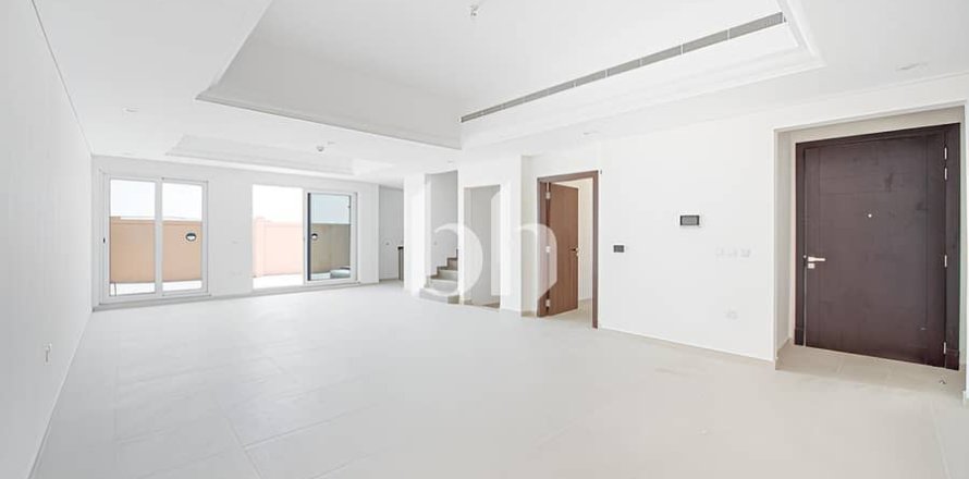 Kaupunkipientalo Dubai Sports City, Arabiemiraatit 4 makuuhuonetta, 332 m2 № 643747