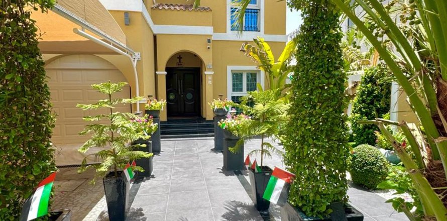 Villa itt: Dubai, EAE, 4 hálószoba, 569.5 m², azonosító: 715417