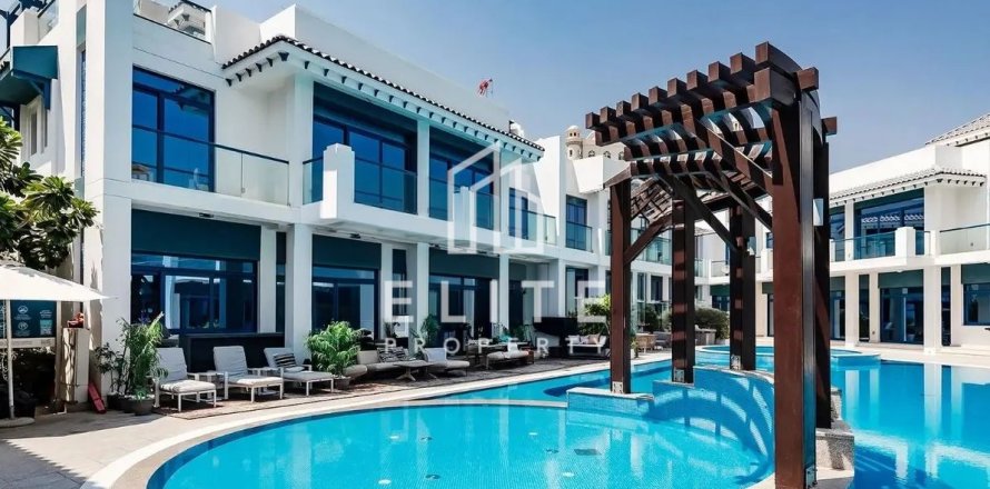 Vilë në Palm Jumeirah, Dubai, Emiratet e Bashkuara Arabe 4 dhoma gjumi, 357 m2. № 736463