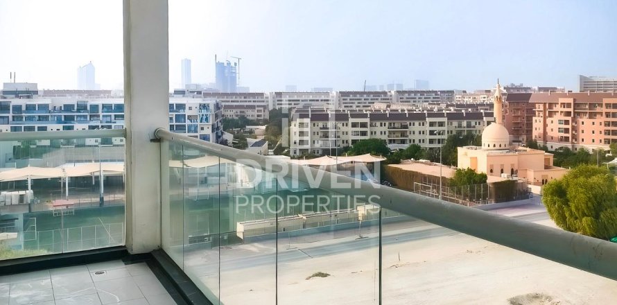 Apartment in Dubai Studio City, Dubai, UAE 3 bedrooms, 126 sq.m. № 653115