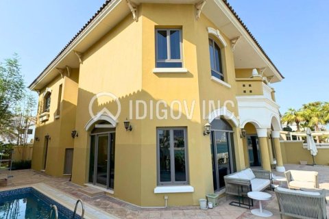 Villa in Palm Jumeirah, Dubai, UAE 5 bedrooms, 622 sq.m. № 647341 - photo 1