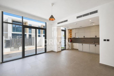 Townhouse de închiriat în Arabian Ranches 3, Dubai, EAU 3 dormitoare, 145.67 mp. №754262 - poză 2