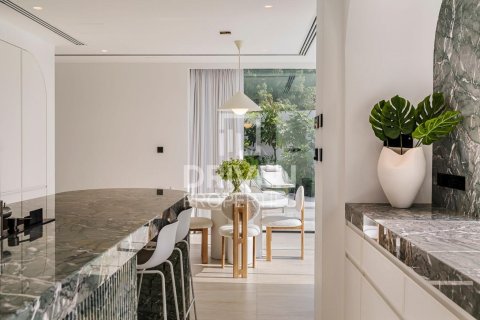 Vilë në Al Sufouh, Dubai, Emiratet e Bashkuara Arabe 5 dhoma gjumi, 556 m2. № 682641 - Foto 8