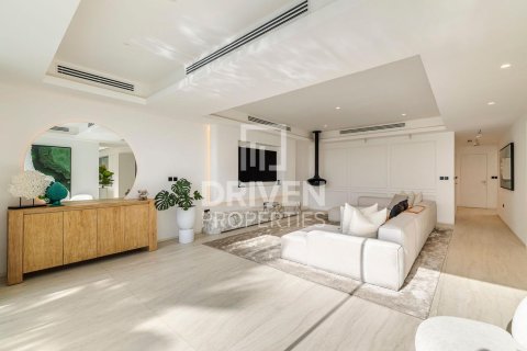 Vilë në Al Sufouh, Dubai, Emiratet e Bashkuara Arabe 5 dhoma gjumi, 556 m2. № 682641 - Foto 10