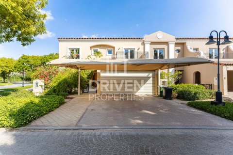 Villa te huur in Dubai Investment Park, Dubai, VAE 5 slaapkamers, 357 vr.m., nr 684031 - foto 1