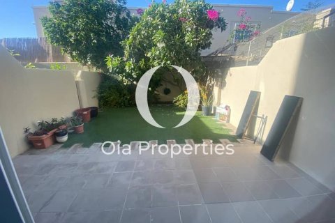 Снять в аренду таунхаус в Al Reef, Абу-Даби, ОАЭ 2 спальни, 111м2, № 644511 - фото 1
