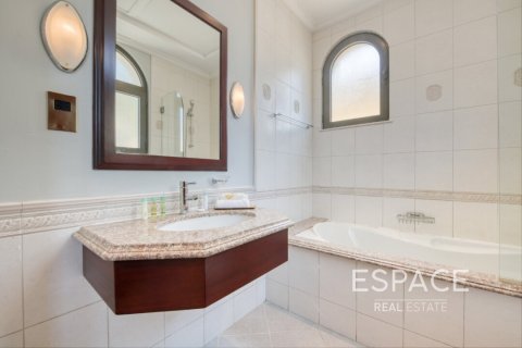 Villa till försäljning i Palm Jumeirah, Dubai, UAE 5 sovrum, 496 kvm Nr. 649880 - fotografi 12